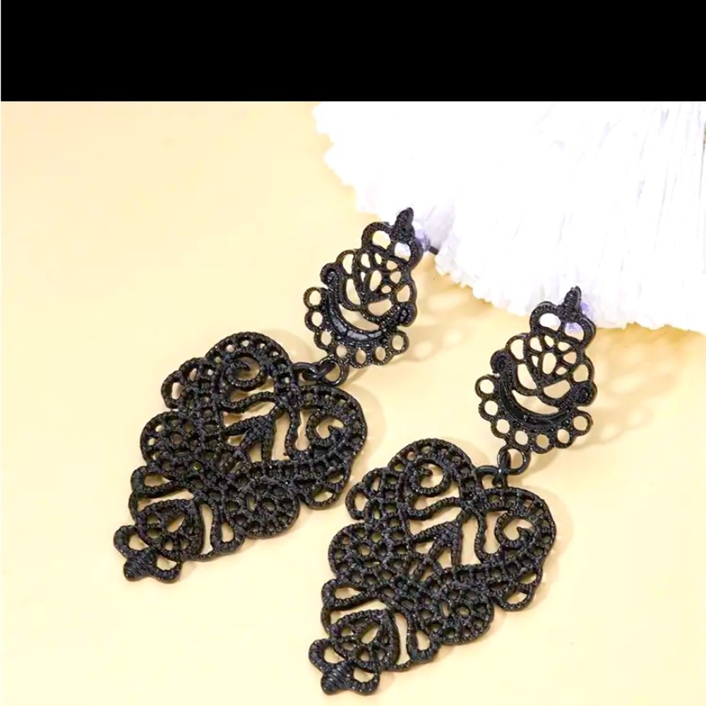 Black Hollow Leaf Design Dangle Earrings Alloy Jewelry Elegant